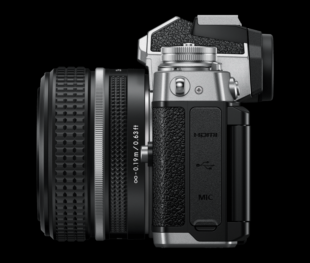 Nikon Z fc KIT Z DX 28 mm 1:2.8 Spec. Edition + 5-Jahre-Garantie-Aktion ( inkl. 150 € Sofort-Rabatt ) Nikon Z fc KIT Z DX 28 mm 1:2.8 Spec. Edition + 5-Jahre-Garantie-Aktion ( inkl. 150 € Sofort-Rabatt )